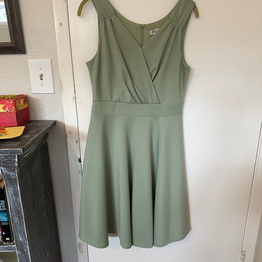 Elegant Green Sleeveless Dress